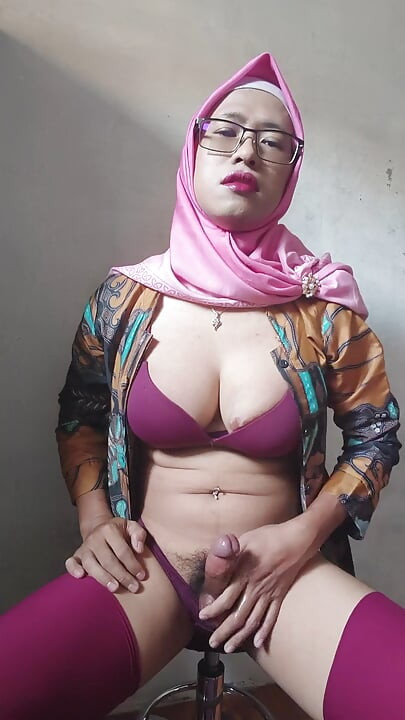 Hijab Shemale Jerking off Her Huge Dick
