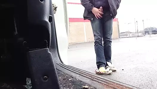 çöpe atılan spor ayakkabılar üzerinde Cum