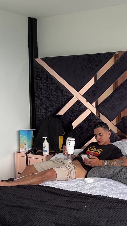 Kakak tiri saya menangkap saya melancap dan kami akhirnya melakukan hubungan seks