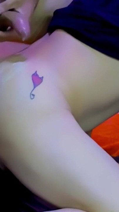 お腹にキスをして、お尻にハッピーエンドを迎えてくれました。|クリップ1