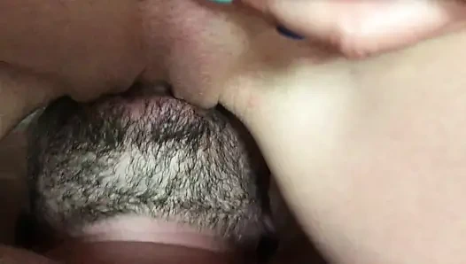 Mädchen pOV facesitting. Nahaufnahme pulsierender weiblicher orgasmus.