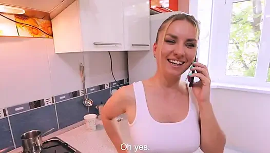 Sadakatsiz evli kadın sevgililerine gitmek için arkadaşını çağırıyor ve kocası mutfakta her şeyin fışkırtmasını duyuyor sert sikiş