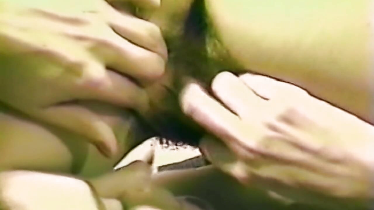 Chicas morenas apasionadas lamiendo y tocando hasta orgasmos explosivos