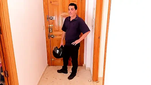 Dünne studentin vom lieferboten überrascht