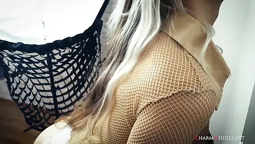 Şeffaf üst videolu seksi sarışın kız miturasu