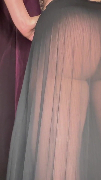 Pârțuri în rochie neagră transparentă