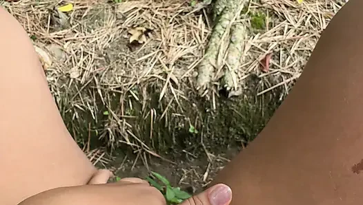 Saya seorang gadis nakal, saya sangat suka merasakan jari-jari saya di dalam vagina besar saya yang basah hehehej