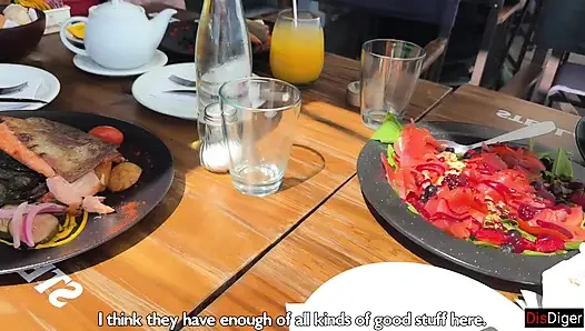 Swinger-paare treffen sich zu einem ehefrauentausch und haben leidenschaftlichen sex auf der selben couch