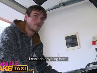 Mecánica de taxi falsa le da a la rubia un servicio sexual completo
