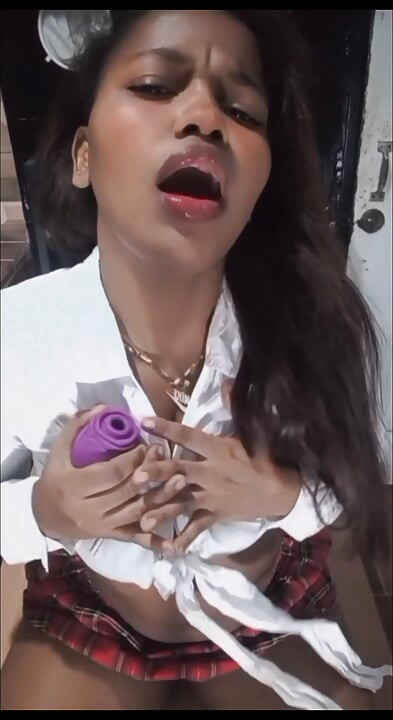 Je brunette wachtte op je op haar VIP-pagina's, je mag het niet missen