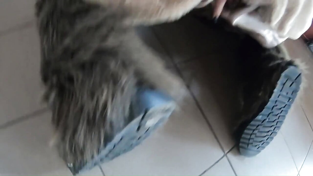 Złota sukienka, futro i palenie - owłosione cipki, Głębokie obciąganie i Hard Piesek na zamrażarce