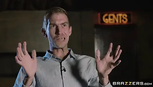 Brazzers - Danny versucht es, einen film zu drehen, macht aber am ende, was er am besten kann, er fickt viola bailey