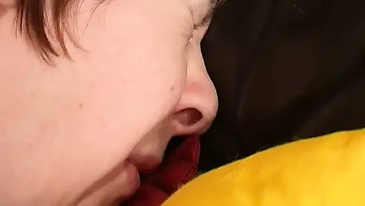 Cewek sange rambut cokelat di-fingering dan dientot habis-habisan di sofa