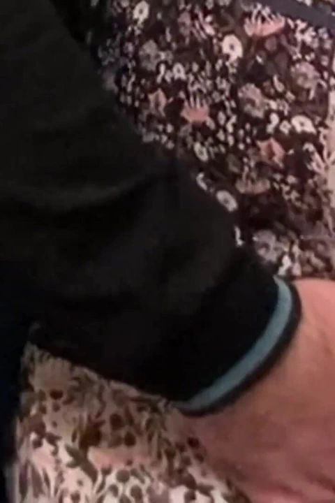 奇怪的变态在地铁里摩擦阴户