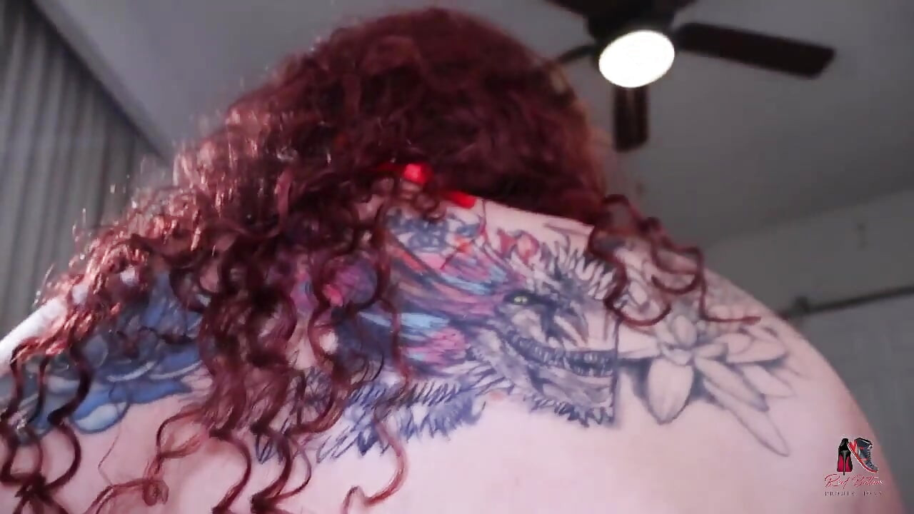 Tatted PAWG dziwka POV