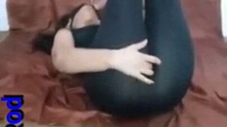 Desi ninfomaníaca esposa modelando em roupas de sacanagem e salto alto para cam