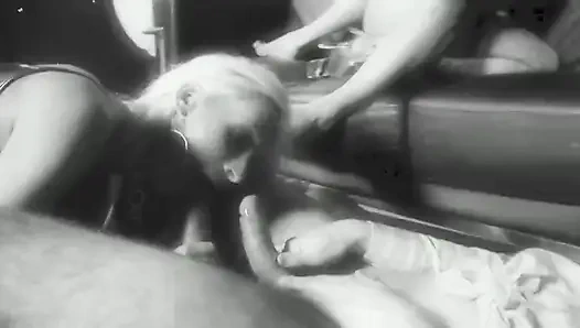 İki büyük memeli sarışın iki porno yıldızı emerken ve sikişerken iki yarağı sikiyor