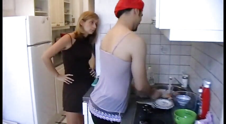 Crossdresser slav städar hennes kök