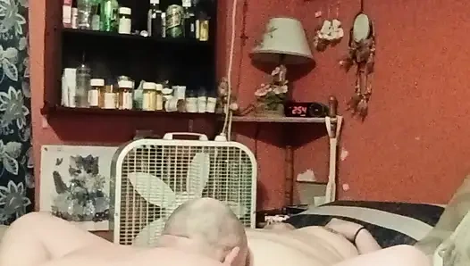 Он орал меня, пока я не кончу, и продолжает идти