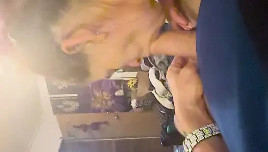 Сосет, лижет попсу