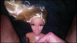 Éjaculation sur une poupée Barbie de 2 pieds