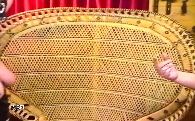 Phụ nữ Hà Lan phục tùng 2 cảnh trong 1