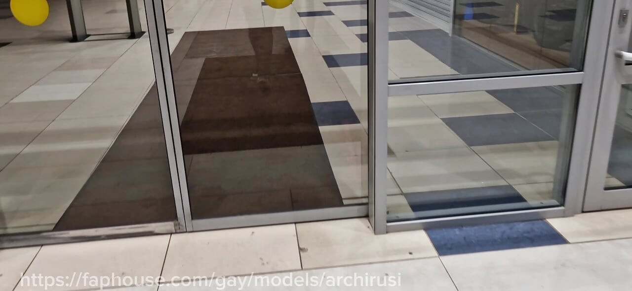 A Random Passerby Sucked My Dick in the Public Toilet of a Shopping Mall and Ate My Cum!