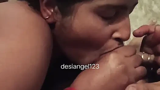 Desi bhabhi gibt blowjob bis zum abspritzen im mund