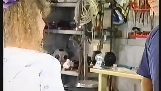 Gadis remaja rambut keriting rambut pirang lagi asik nyepong kontol dan pantat sempitnya dientot