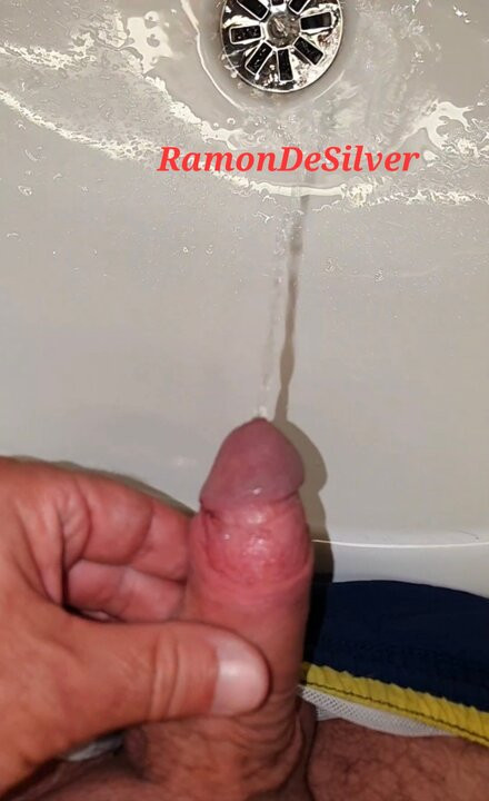 Usta ramon pisses içinde sıcak şort içinde the lavabo