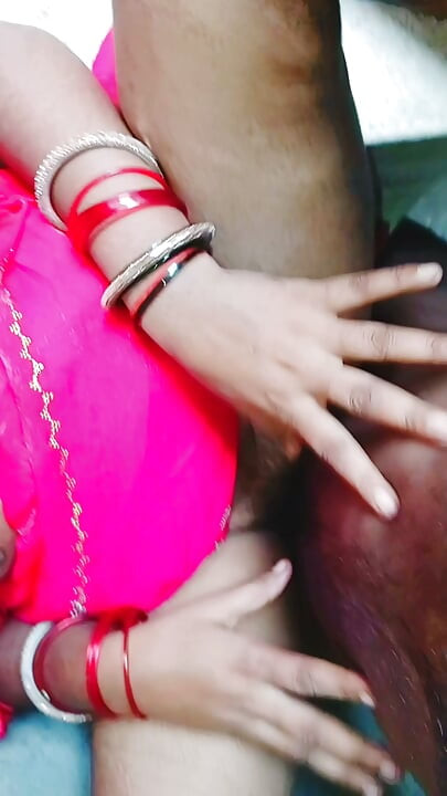 Desi girl ne sidhiyon Mein Chudai karte hue