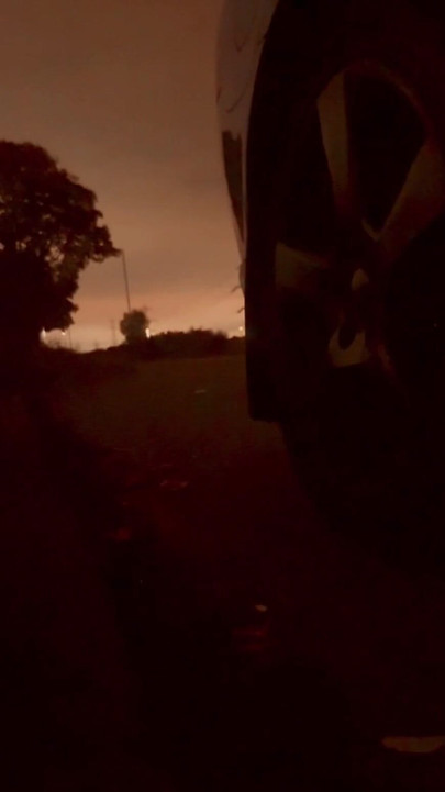 รถมากมายผ่านฉันเมื่อฉันแก้ผ้าข้างถนนที่ยุ่งทุกคนสามารถเห็นฉัน | คลิป 1