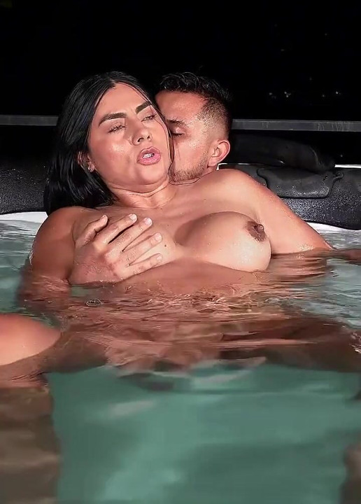 나는 자쿠지에서 자위하는 아름다운 라틴계를 보고 딱딱한 자지를 가진 기술자와 섹스하게 됩니다.