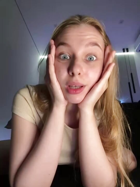 Palcówka cipki z nagą dziewczyną