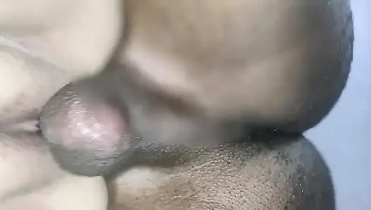 Istri sange ini ngentot pacarnya sambil tersenyum sama suaminya setelah minum susu raksasa pria kulit hitam