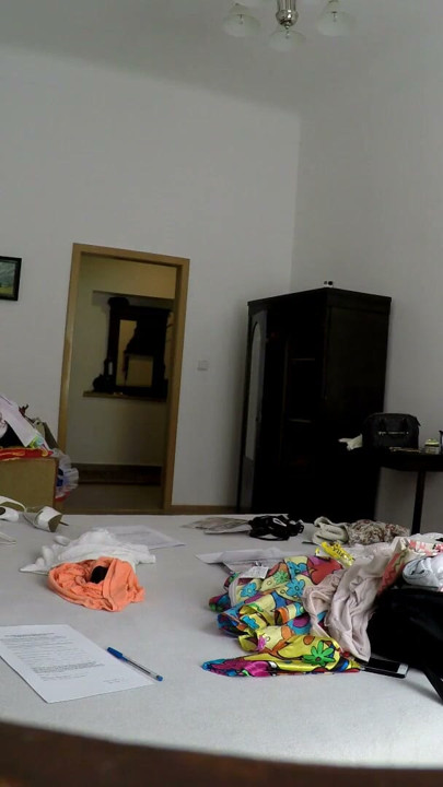 Mini etek kısa etekli seksi kızlar kuliste külot ve gösteri eşek ve kedi için denemek var | Klip 3