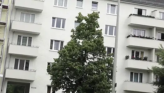 Seksi dövmeli olgun amında sikişmeyi seviyor