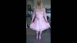 Sandra praktiziert Curtsey in ihrem rosa Kleid