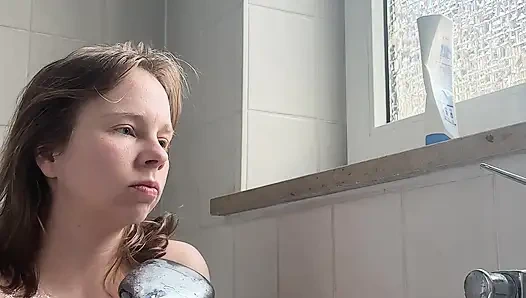 Kencing di bak mandi