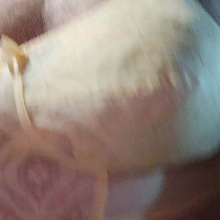 Güzel, sarı, şeffaf sutyen. Sadece seksi.
