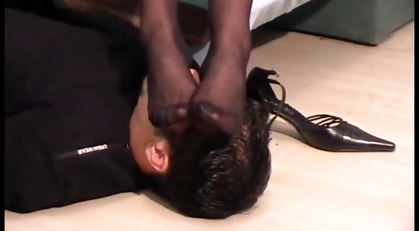 熟女无视她崇拜奴隶的脚底