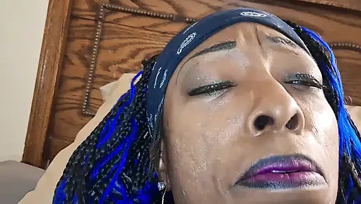 Lagi asik muasin memeknya pakai mainan seks blue nasty