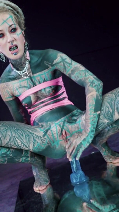 タトゥー入りの女の子が鏡の前でおもちゃのアナルプレイで自分を犯す | クリップ 1