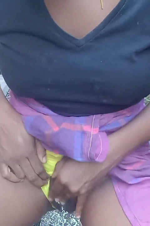 Apretando mis tetas retorciendo mis pezones meando al aire libre