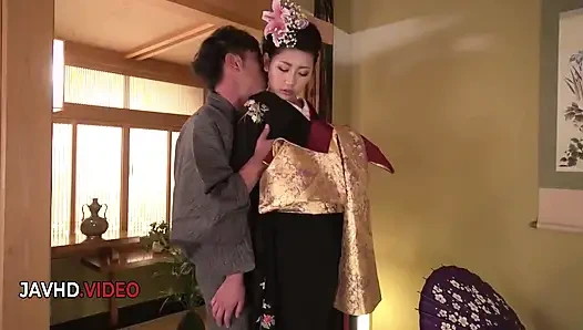 Извращенная азиатская богиня Yuna Shiratori делает незабываемый минет