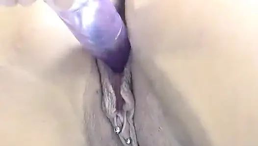 Lesbian sange rambut cokelat ngentot memek basah pacarnya pakai vibrator di sofabed