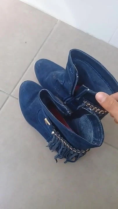 Gf's suede bleu boots pissing