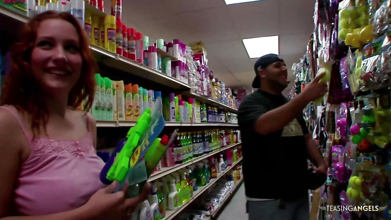 Roșcata este futută în diferite poziții înainte de o ejaculare facială