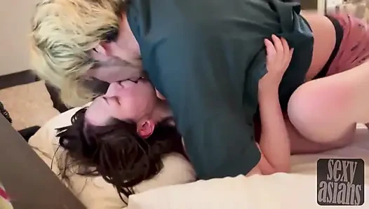 Çarpıcı evli güzellik ile bakış açısı. Samimi dölleme yakalama