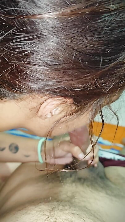 Ik vraag om de hete pik van mijn vriend en hij komt twee keer klaar in mijn kont